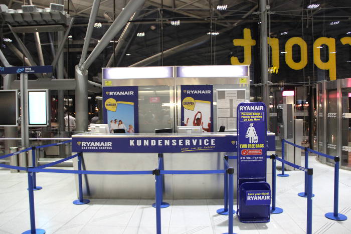 Am Check-in ist es bei Ryanair wahrscheinlicher, dass Maße und Gewicht des Handgepäcks kontrolliert werden.