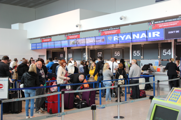 Ryanair: Mitnahme von >>KINDERSITZ (Maxi Cosi)   >>KINDERWAGEN!