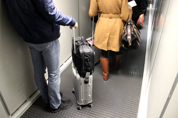 Handgepaeck-Trolley mit aufgesteckter Laptop-Tasche
